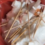 使用済み検査キットをショッピングモールのゴミ箱に不法投棄、医師が逮捕