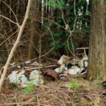 山林に軽トラ2台分の農業廃棄物、徳之島町で複数回の不法投棄か