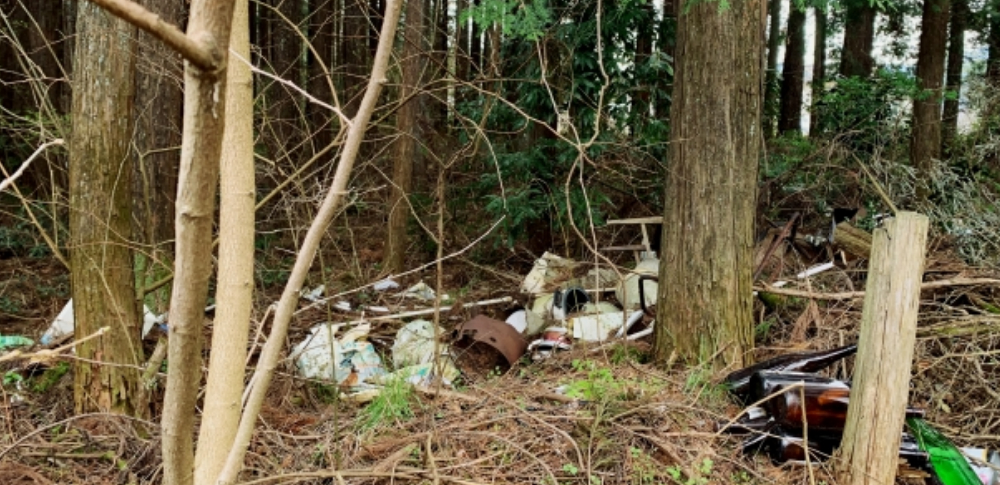 山林に軽トラ2台分の農業廃棄物、徳之島町で複数回の不法投棄か