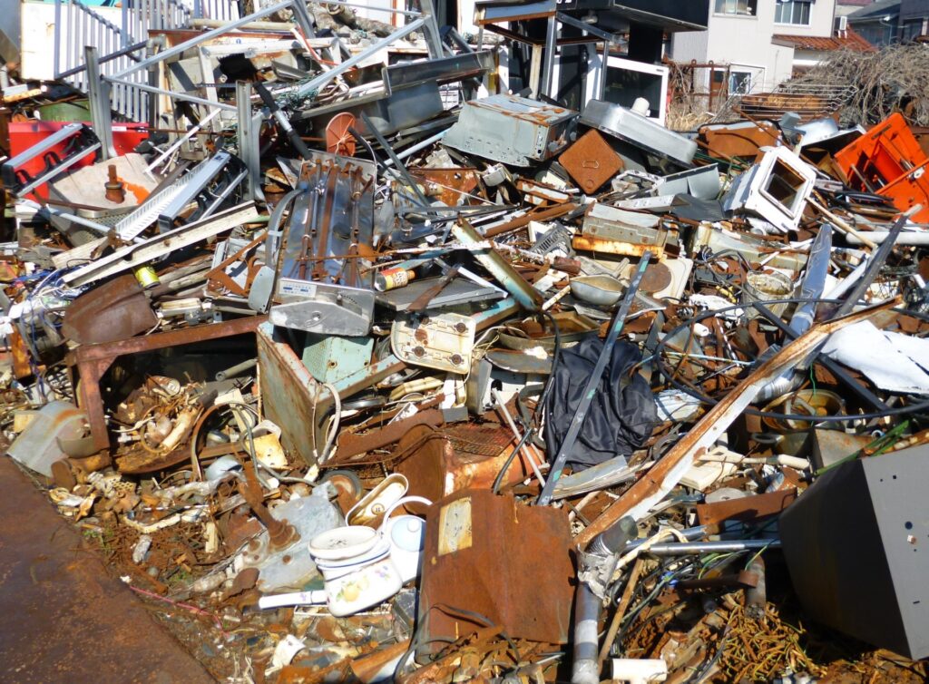 雑品スクラップとは？有害使用済機器の定義と法改正について解説