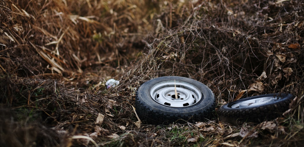 廃タイヤ200本を複数回にわたり不法投棄、行政側は防犯カメラ設置などで対抗か