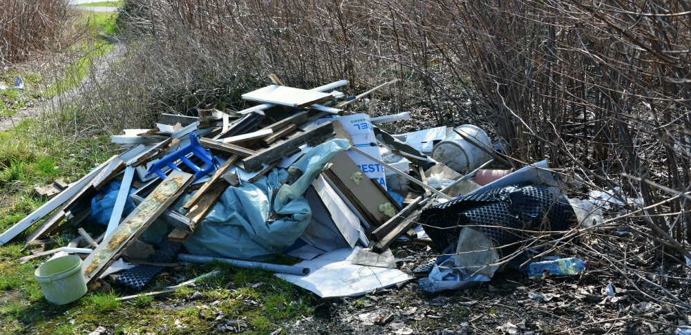 解体現場のゴミを不法投棄、管理者通報により発覚か