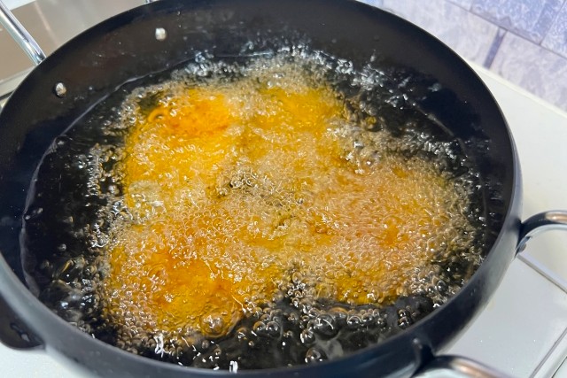 食用油の正しい捨て方は？使用済み揚げ油の処理方法や注意点を解説