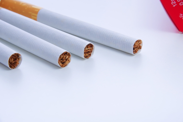 吸い殻の臭いを抑える捨て方は？NGな方法や加熱式・電子タバコも解説