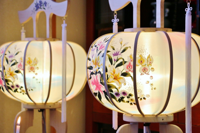 お盆飾りはどう処分する？盆提灯・精霊馬などの捨て方と注意点を解説