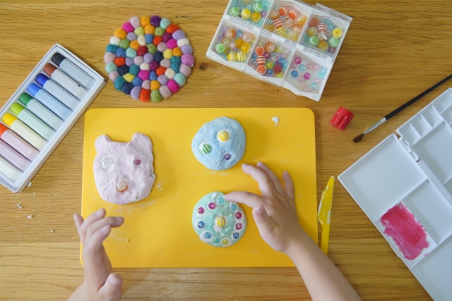子供の作品を捨てるタイミングは？断捨離のポイントや収納方法も解説
