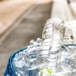 ペットボトルを簡単に潰すには?なるべく音を立てない潰し方も紹介