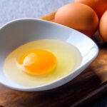 卵をそのまま捨てるには?捨て方や悪臭・害虫対策、賞味期限を解説