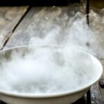 ドライアイスの捨て方は?屋外で処理する際の注意点や早く溶かすコツ