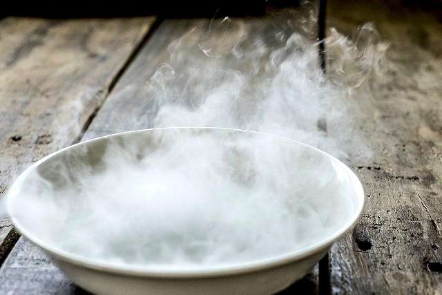 ドライアイスの捨て方は？屋外で処理する際の注意点や早く溶かすコツ