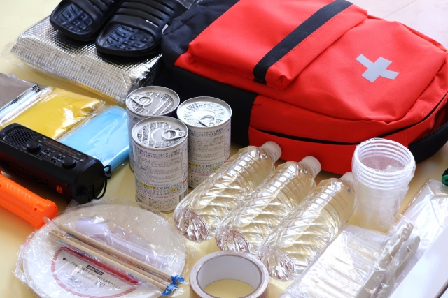 賞味期限切れの非常食はいつまで食べられる？見極め方・捨て方を解説