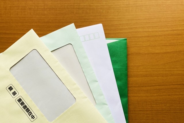 個人情報書類の安全な捨て方は?漏洩リスクと家庭でできる対策を解説