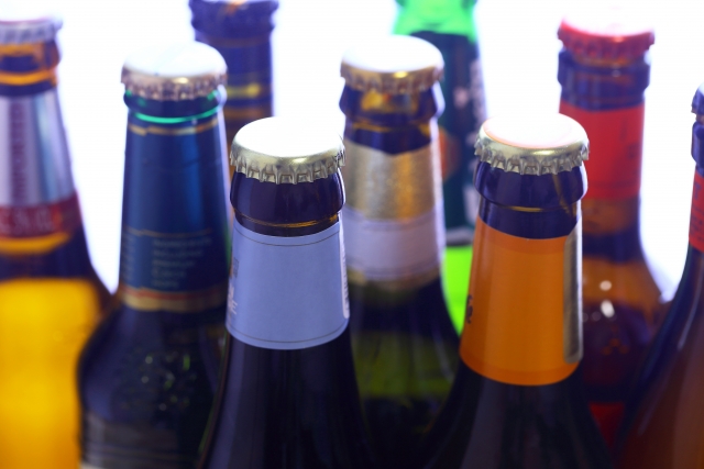 お酒はどう処分する？捨て方の注意点と回収・買取業者の利用方法