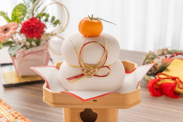 鏡餅の正しい捨て方は?処分時期やカビた餅の処分方法・注意点を解説