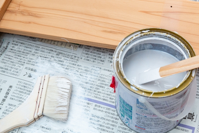 大量のペンキの捨て方は?塗料固化剤の使い方やNGな処分方法を解説