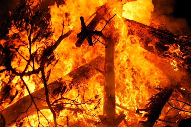 千葉・市川市の産業廃棄物を扱う会社敷地で火事