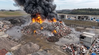 埼玉県所沢市のヤードで火事　延焼中もこれまでにけが人なし